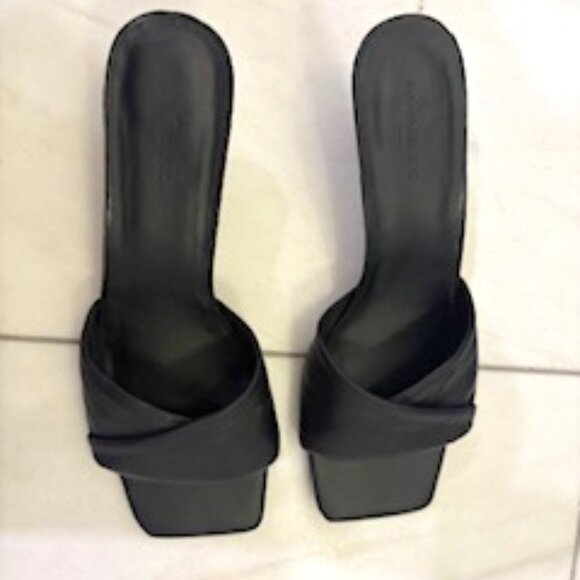 NWOT Banana Republic Genuine Leather kitten heal sandals black sz 10 - Picture 2 of 10